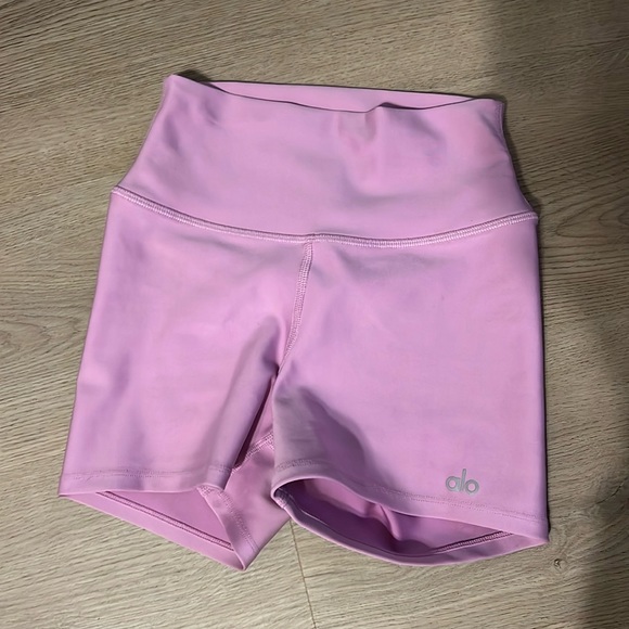ALO YOGA PINK BIKE SHORTS - Picture 1 of 2